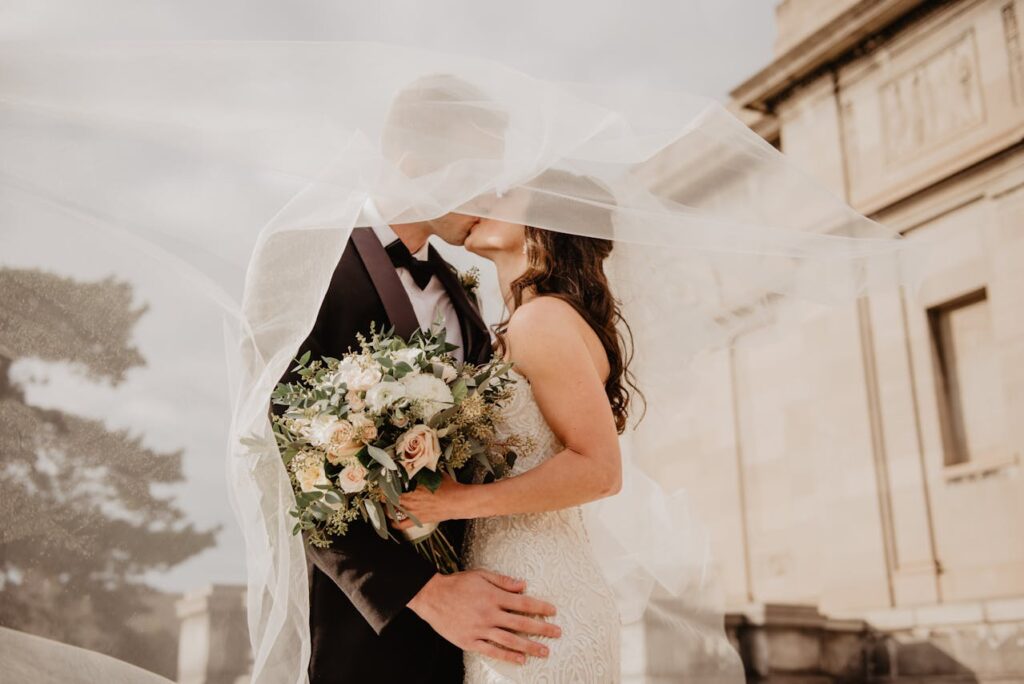 Braut Bräutigam Schleier Kuss Hochzeit Mit der E-Gitarre eine Freie Trauung bereichern