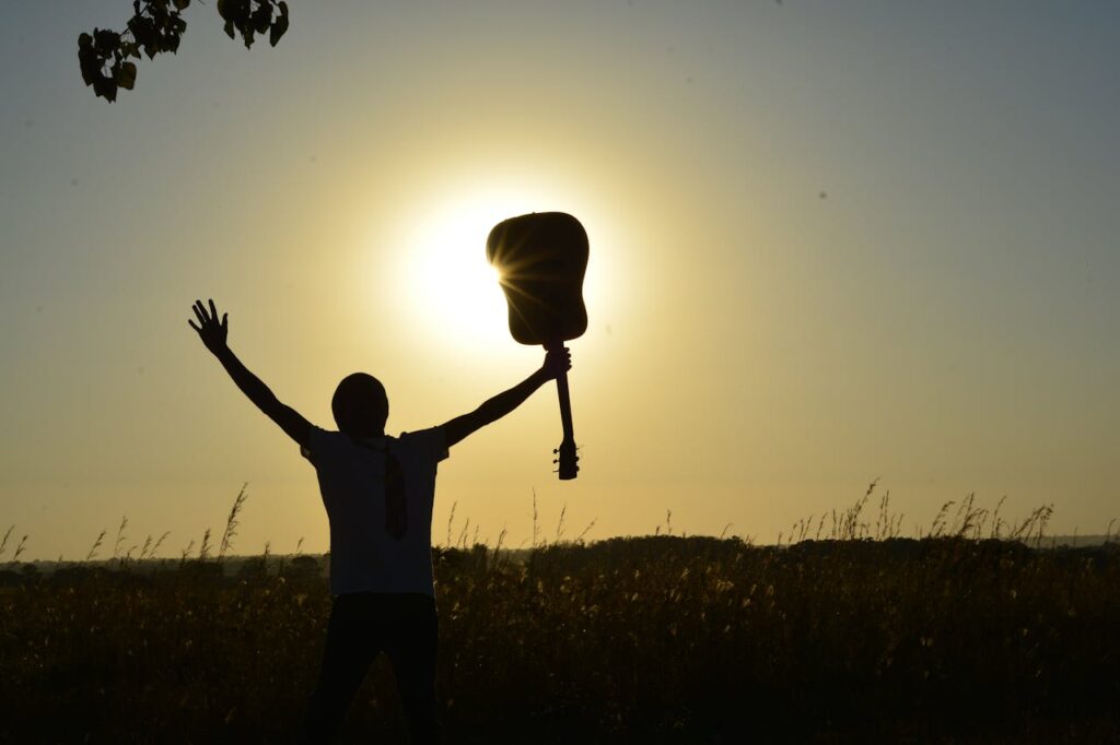 Sonne Gitarre Feld Stimmung Freiheit Lohnt sich Gitarre spielen lernen 9 Gründe dafür