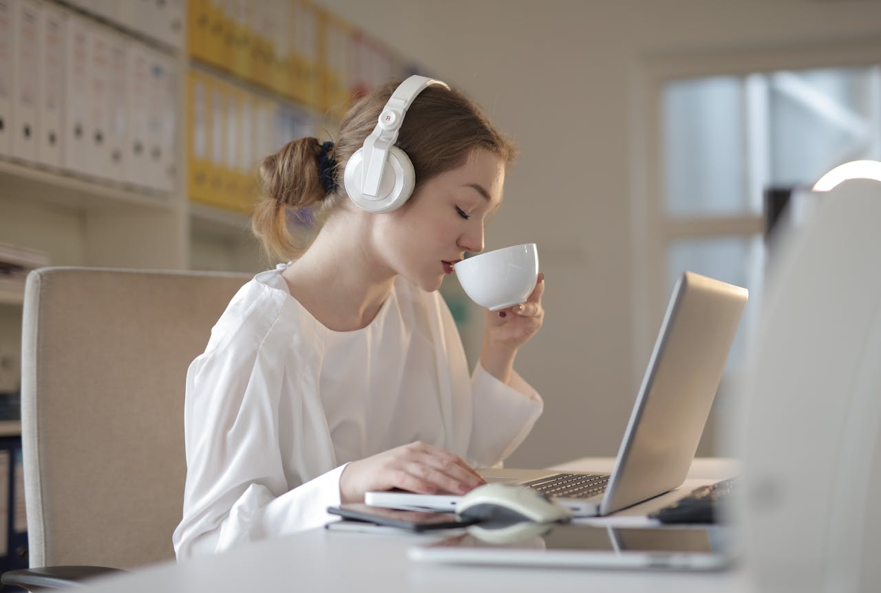 Frau Tasse Kopfhörer Laptop Digitales PR-Management für Musiker Tipps und Tricks für mehr Sichtbarkeit